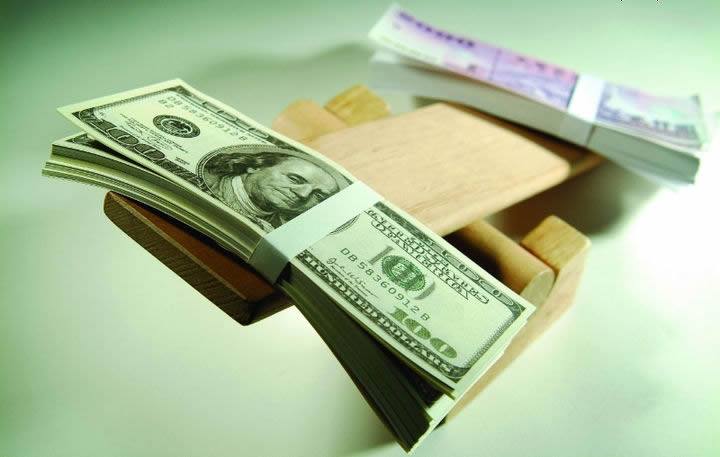 黄金价格突破4400美元新高 降息预期与地缘风险成核心驱动